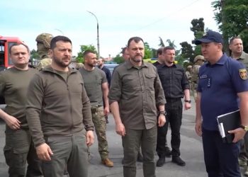 Укпаинский президент посетил переправу в затопленном Херсоне