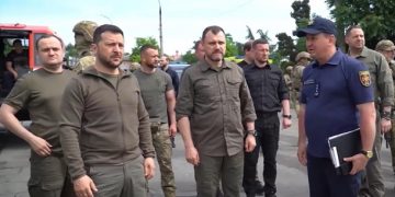 Укпаинский президент посетил переправу в затопленном Херсоне