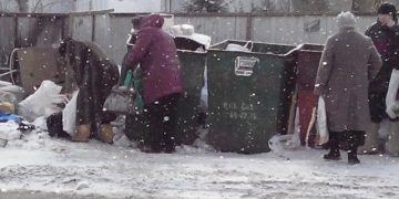 Российские пенсионеры выстраиваются в очередь возле мусорных баков (видео)